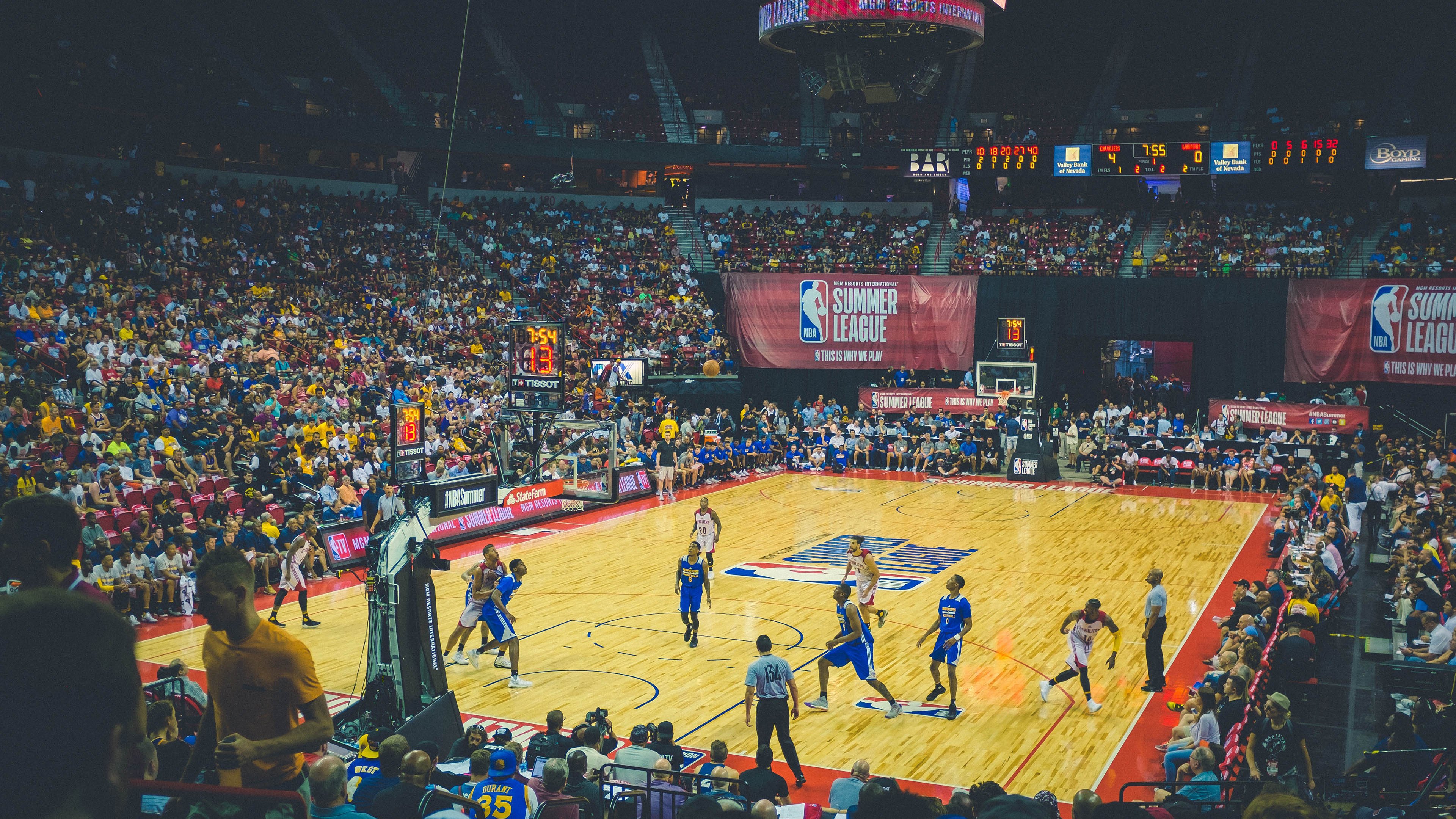 拜仁强打右路，频频撕裂博卡防线，拜仁一直很强